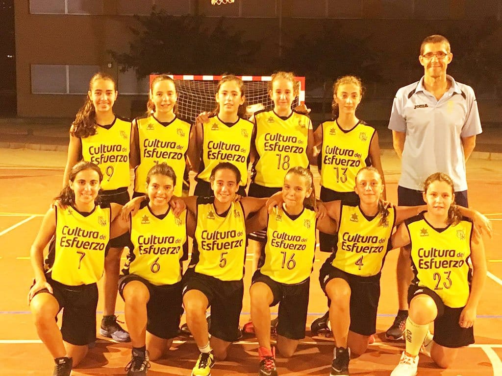 Carlos Vila con el equipo Infantil Femenino 03