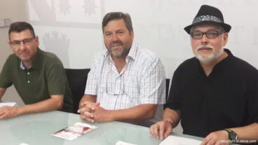 celso crespo con rafa carrio y pepe ortola presentando las xii jornadas de guitarra ciutat de denia