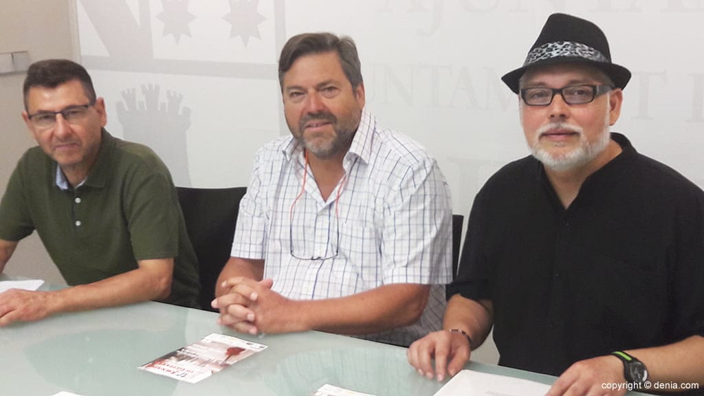 Antonio Arnau recibirá el premio a la divulgación de la guitarra en las 'XII Jornadas de Guitarra Ciutat de Dénia' 1 Celso Crespo con Rafa Carrió y Pepe Ortolá presentando las XII Jornadas de Guitarra Ciutat de Dénia