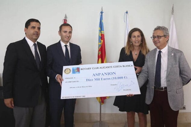 cheque entregado por el club rotary costablanca a aspanion