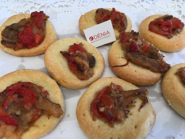 cocas ofrecidas en el stand de denia marina alta festival gastronomico y de alimentacion bergen matfestival