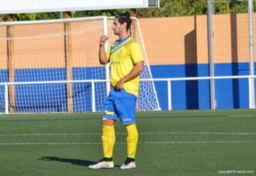 cristian central del cd denia durante un partido