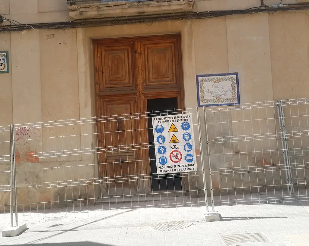 Edificio de la calle San Jose con vallas
