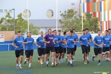 el tecnico corriendo junto a sus hombres