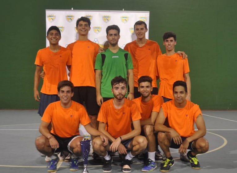 Equipo de Bar Marcilla con el trofeo de finalista del Torneo de Verano de Acydma