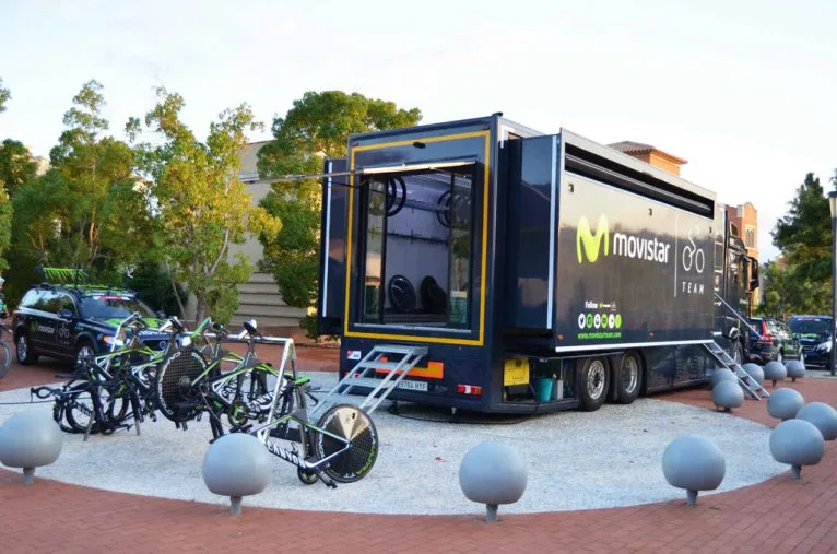 Equipo Movistar en las instalaciones del Marriott en Dénia