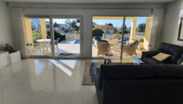 Espacioso salón de chalet en venta en el Montgó