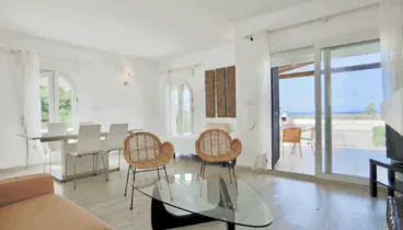 Espacioso salón en tonos blancos
