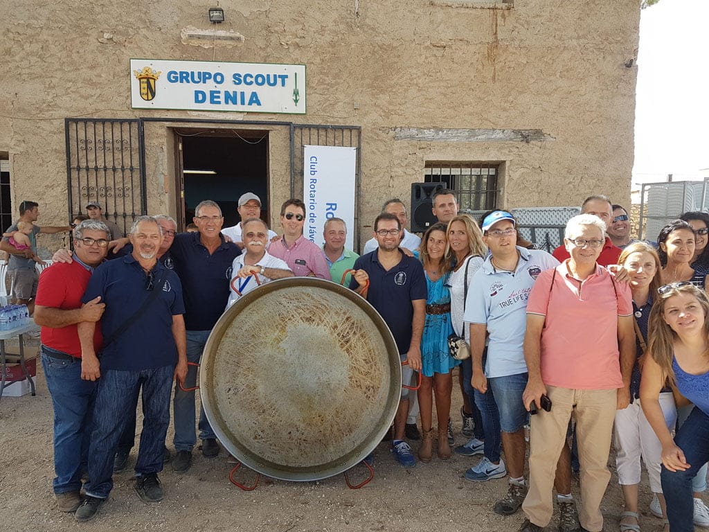 Fideuà gigante cocinada por la Comissió de Festes de la Mare de Déu