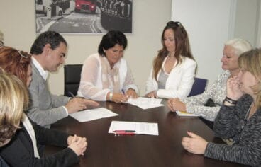 firma del acuerdo para que la uned de denia examine de noruego