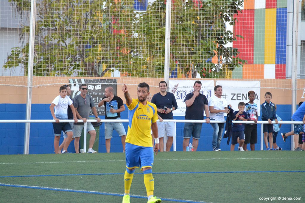 Jave Hernández dedicando su gol