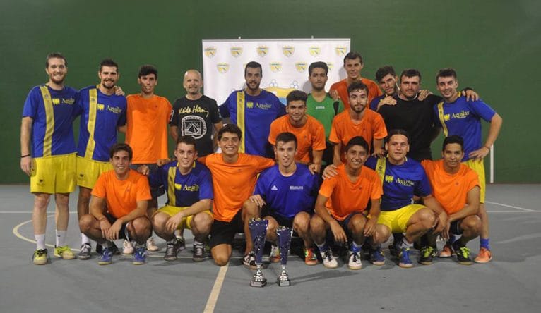 Jugadores de Bar Marcilla y Bodegas Aguilar tras disputar la final del Torneo de Verano de Acydma