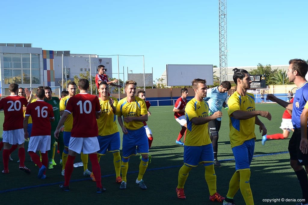 Jugadores del CD Dénia saludando a sus rivales