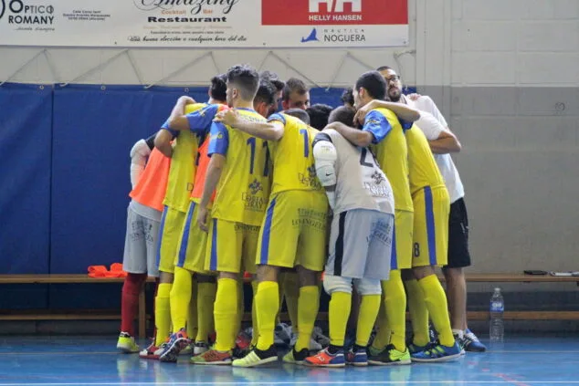 jugadores del denia fusal concentrados