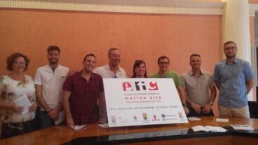 la edil cristina morera con miembros de la escuela comarcal de teatro