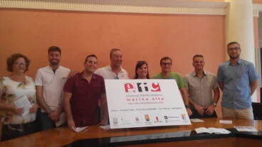 la edil cristina morera con miembros de la escuela comarcal de teatro