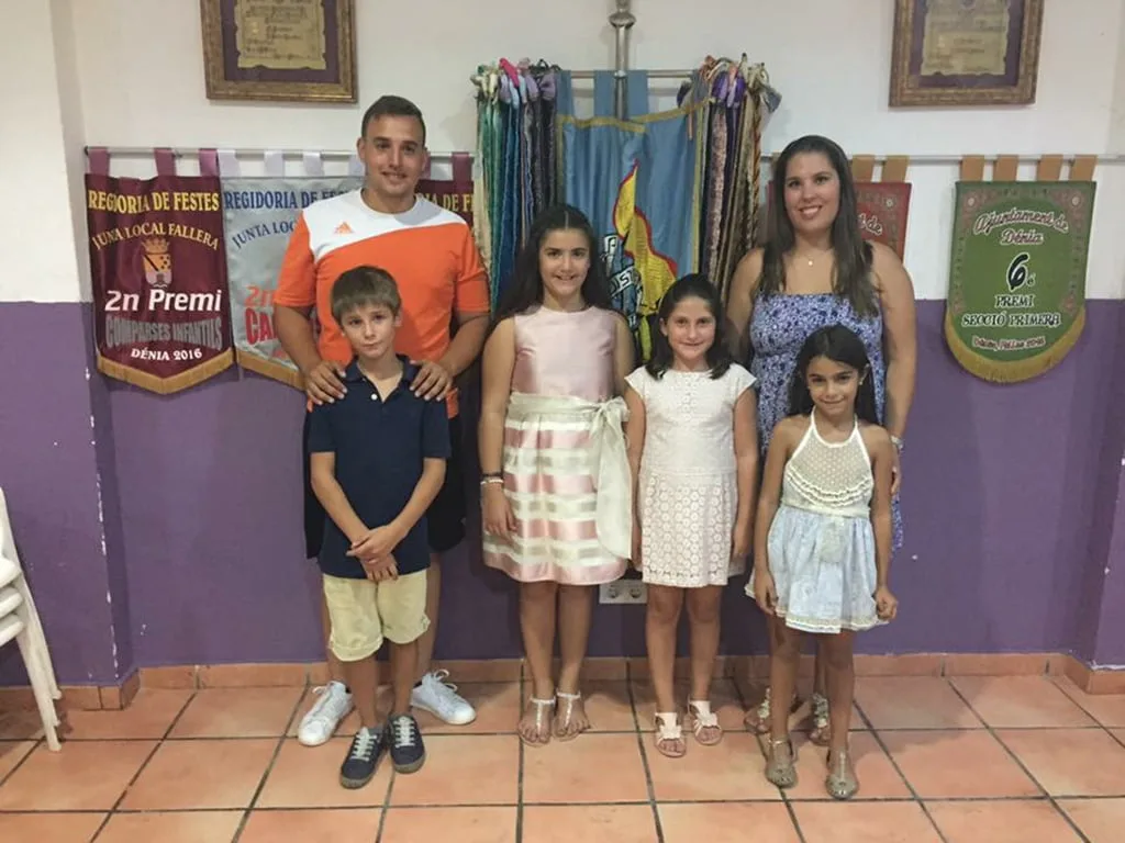 Los cargos de la falla Campaments acudieron a ver la indumentaria de las falleras mayores de Dénia 2 Las niñas Diana y Aitana junto a los cargos de la Falla Campaments