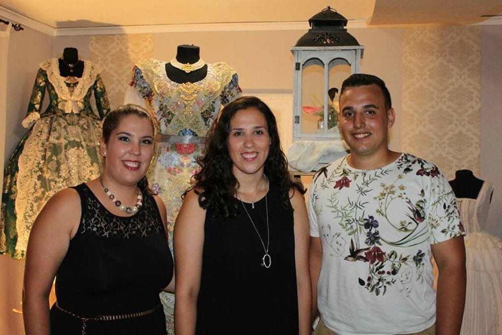 Los cargos de la falla Campaments acudieron a ver la indumentaria de las falleras mayores de Dénia 1 Los cargos de la Falla Campaments junto a Inés Alacreu