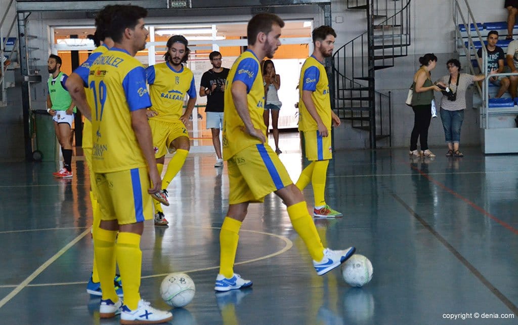 Los dianenses calentando antes de un partido