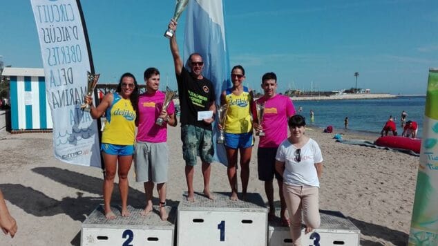 los vencedores absolutos en el podio