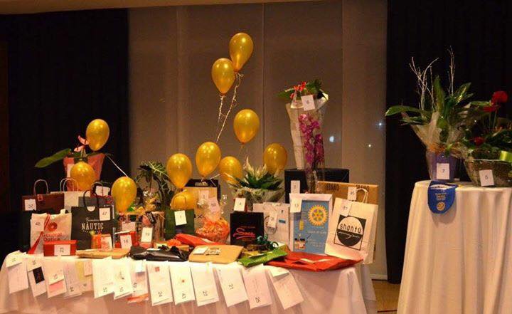 Mesa de regalos de la cena de gala del Rotary Club Dénia