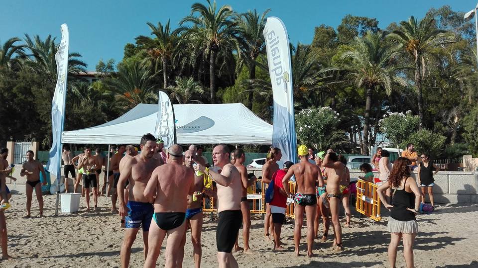 Nadadores en la zona de meta