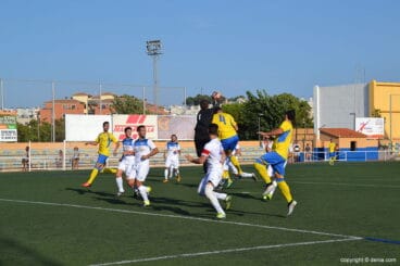 nico intenta remate de cabeza