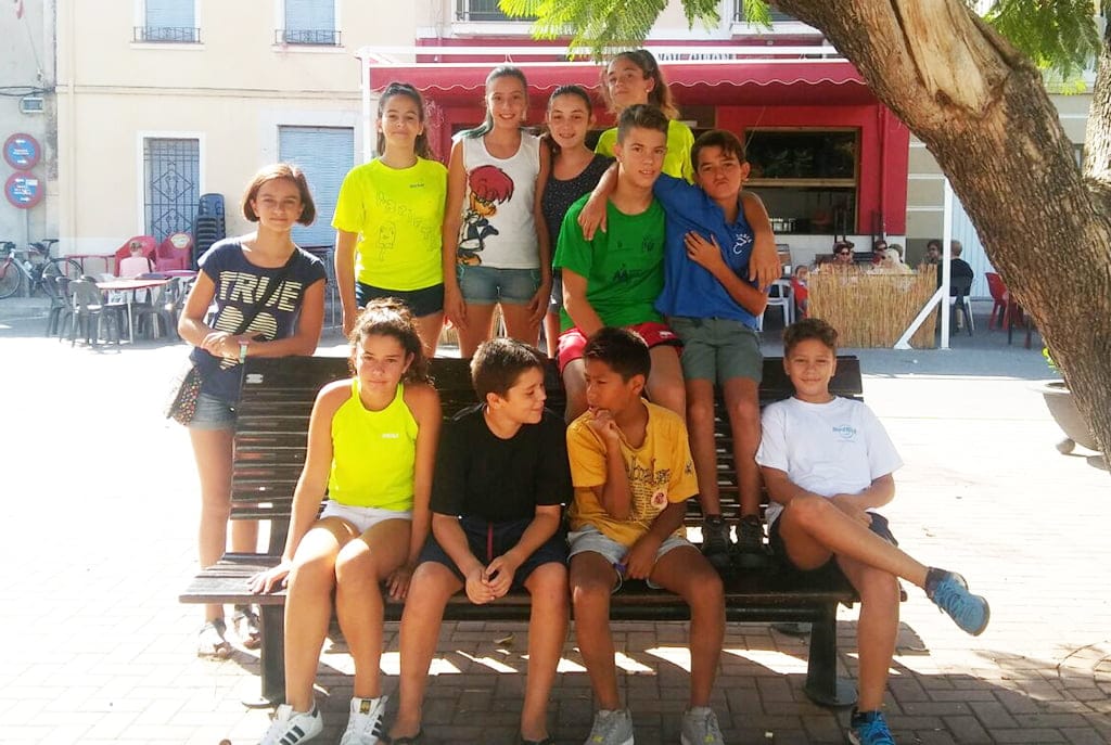 Niños participando en la gimkana histórica de Beniarbeig