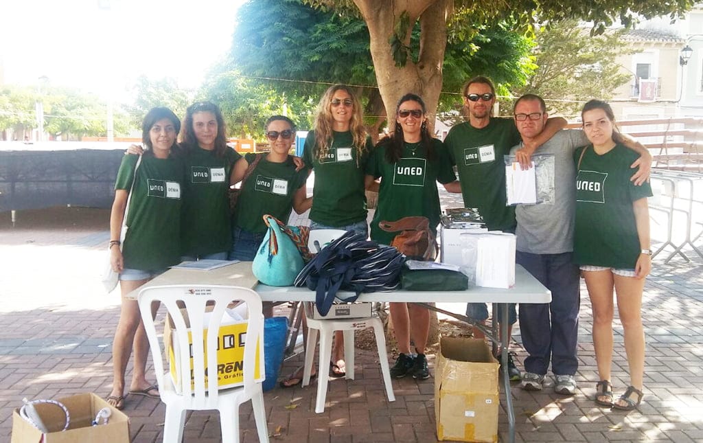 Personal de UNED Dénia organizadores de la gimkana en Beniarbeig