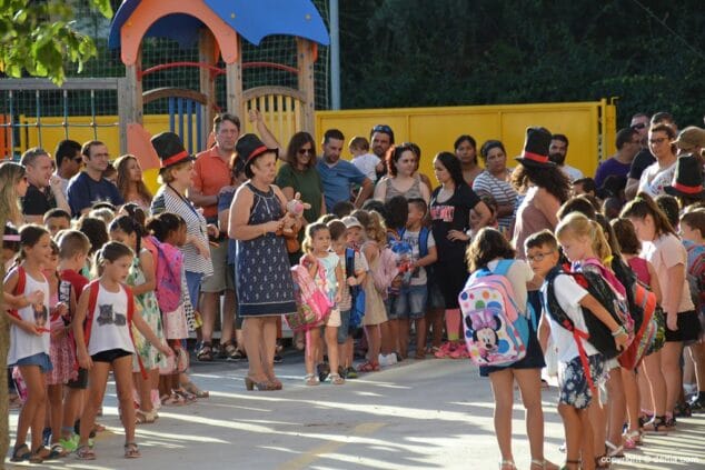 profesoras y ninos a punto de entrar en clase