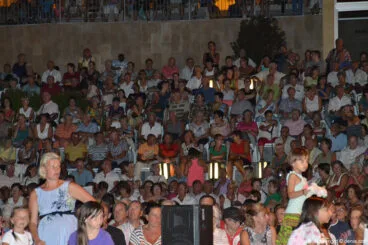 publico llenando la plaza del consell