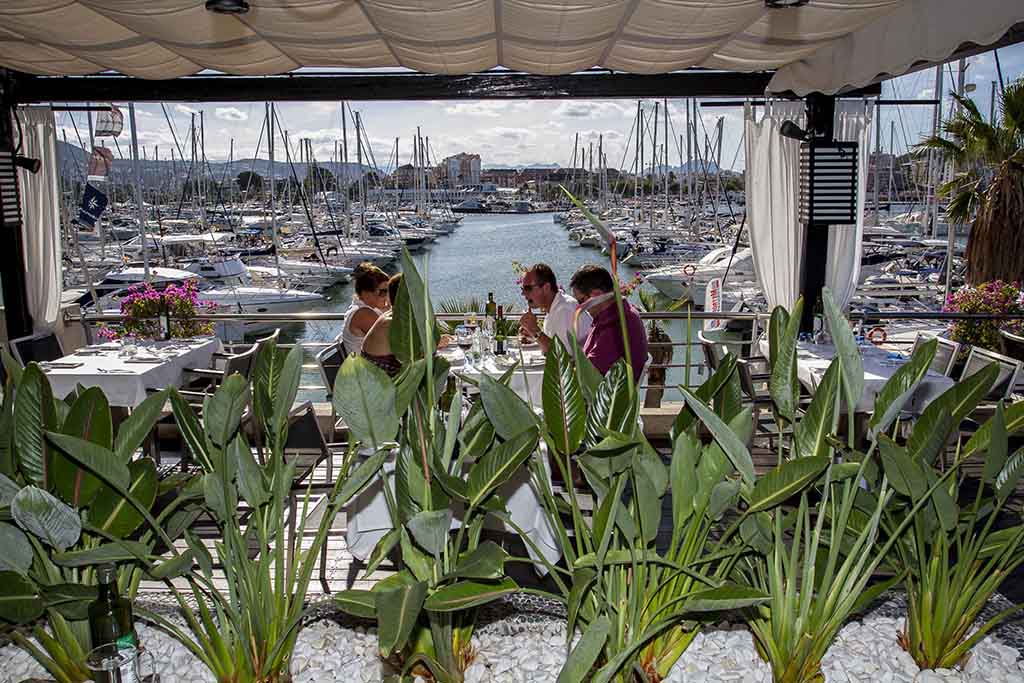 La ocupación de los amarres de Marina de Dénia durante el verano ha rozado el 100% 3 Terraza de uno de los restaurantes de Marina de Dénia