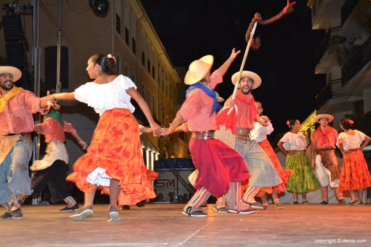Una bailarines sobre el escenario