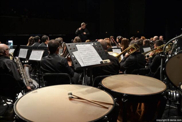 03 frank de vuyst dirige a la agrupacio artistica musical de denia