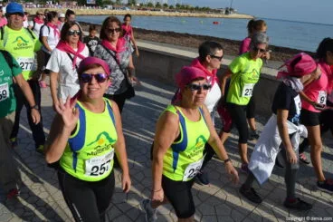 IV Caminata por el Día Mundial del Cáncer de Mama Dénia – salida de los participantes
