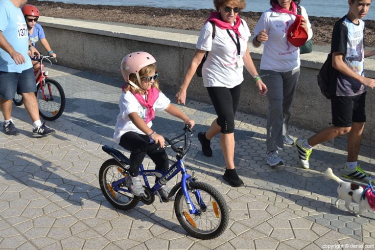 IV Caminata por el Día Mundial del Cáncer de Mama Dénia - niños en bicicleta