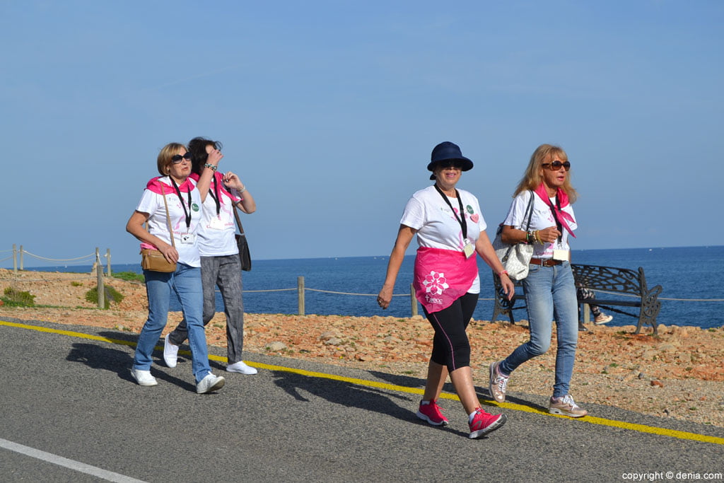 IV Caminata por el Día Mundial del Cáncer de Mama Dénia – participantes llegando al final