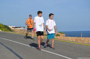 IV Caminata por el Día Mundial del Cáncer de Mama Dénia – participantes llegando al final