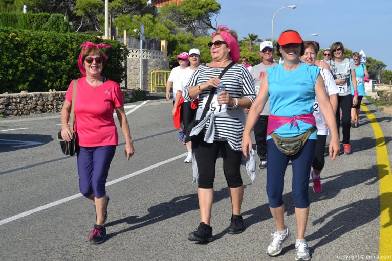 IV Caminata por el Día Mundial del Cáncer de Mama Dénia - participantes en la caminata