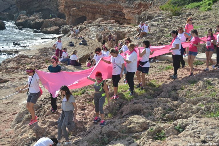 IV Caminata por el Día Mundial del Cáncer de Mama Dénia - lazo rosa gigante