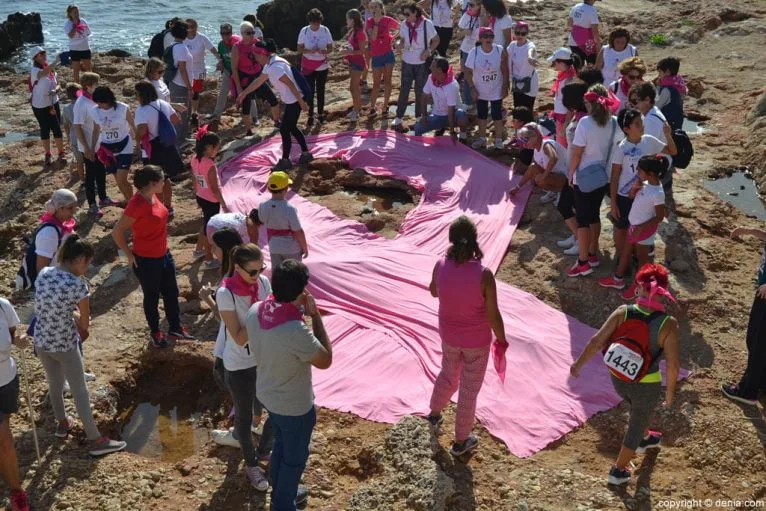 IV Caminata por el Día Mundial del Cáncer de Mama Dénia - colocando el lazo gigante