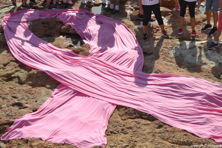 88 IV Caminata por el Día Mundial del Cáncer de Mama Dénia - lazo rosa