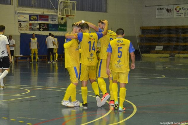 abrazo entre los dianenses tras el tercer gol