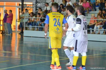 Álex Pla y César vigilan de cerca a un rival