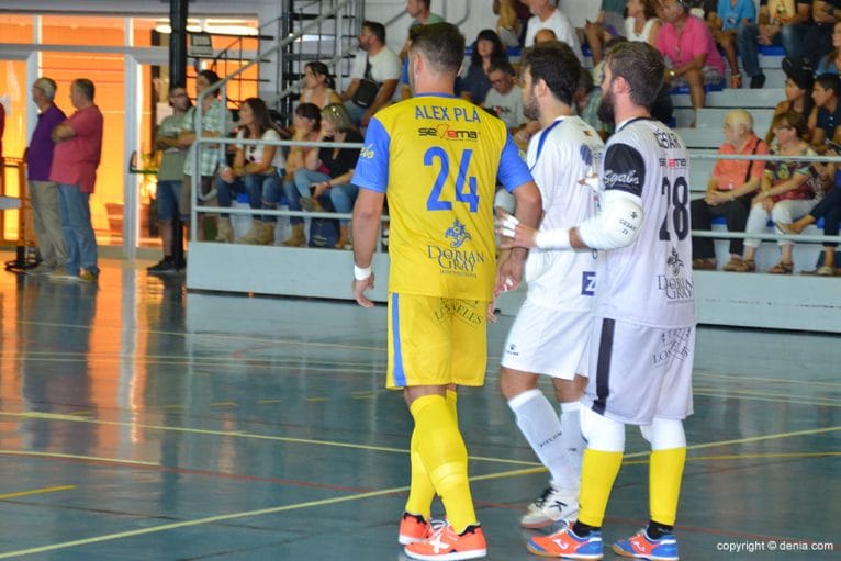 Álex Pla y César vigilan de cerca a un rival