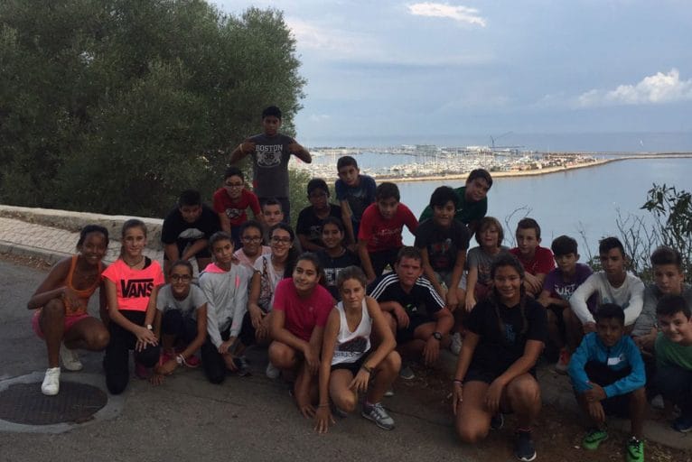 Alumnos del IES Número 3 en la limpieza marina