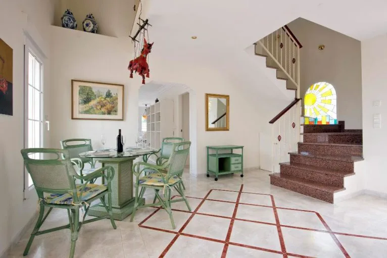 Amplia sala de la casa Quality Rent a Villa