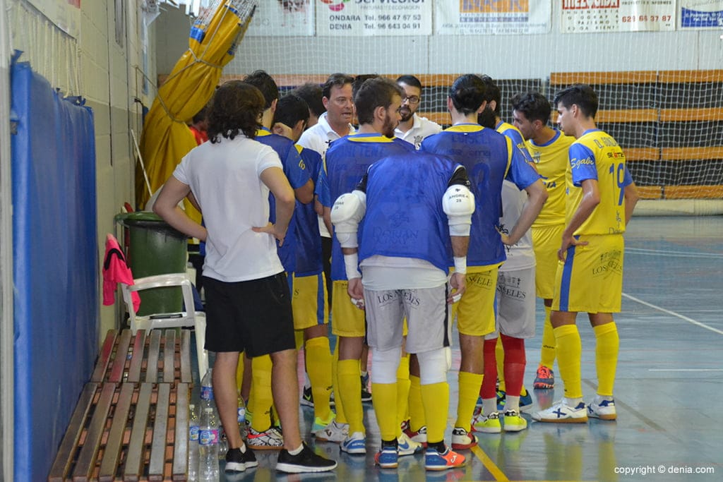 Arnau dando instrucciones a sus jugadores