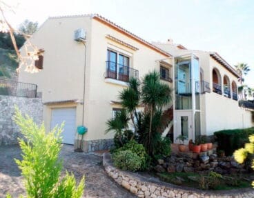 Ascensor y fachada Catorce Soluciones Inmobiliarias