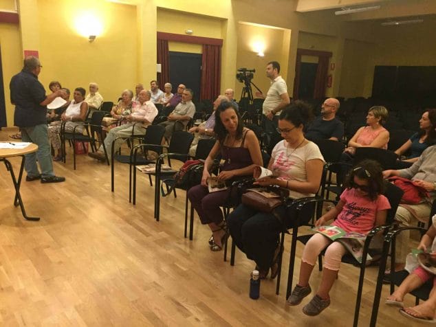 asistentes a la conferencia sobre cortis